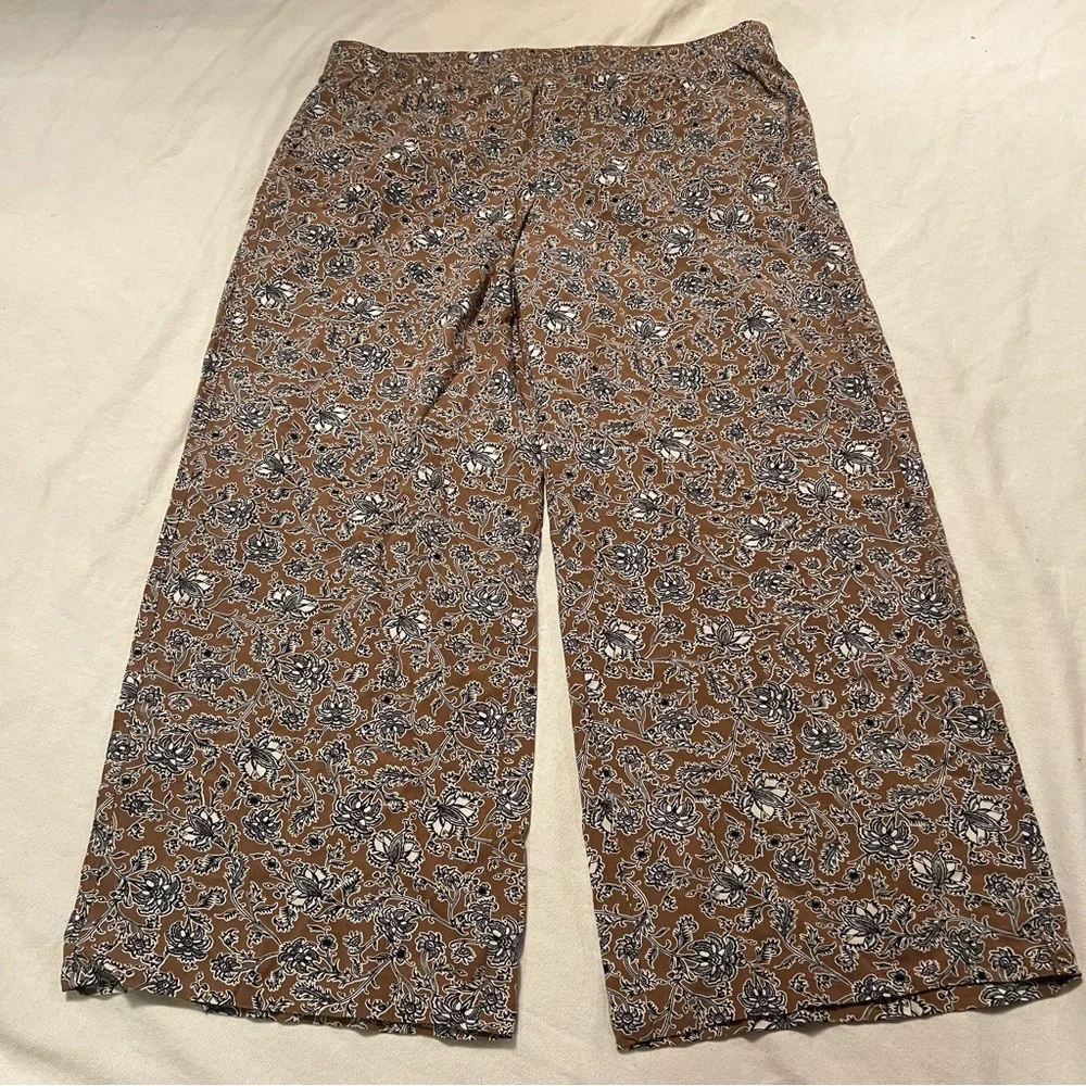 J. Jill wide leg crop floral with pockets pants. Size small.